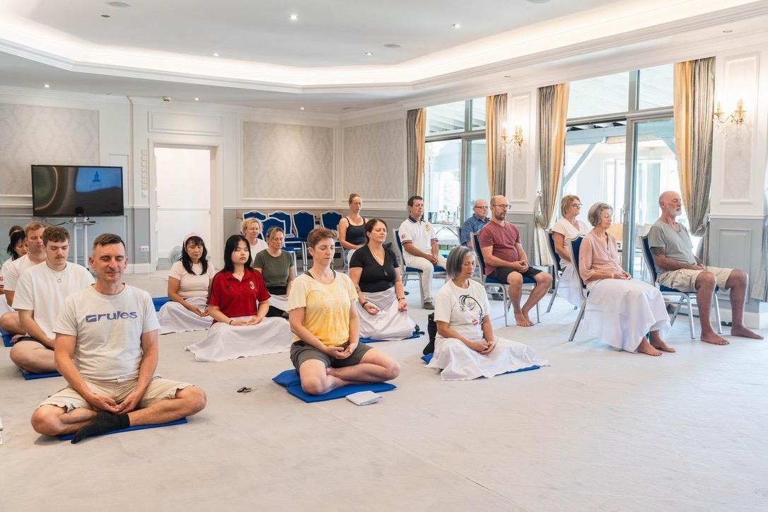Teilnehmer bei einer gemeinsamen Meditation in einem buddhistischen Meditationszentrum in Deutschland